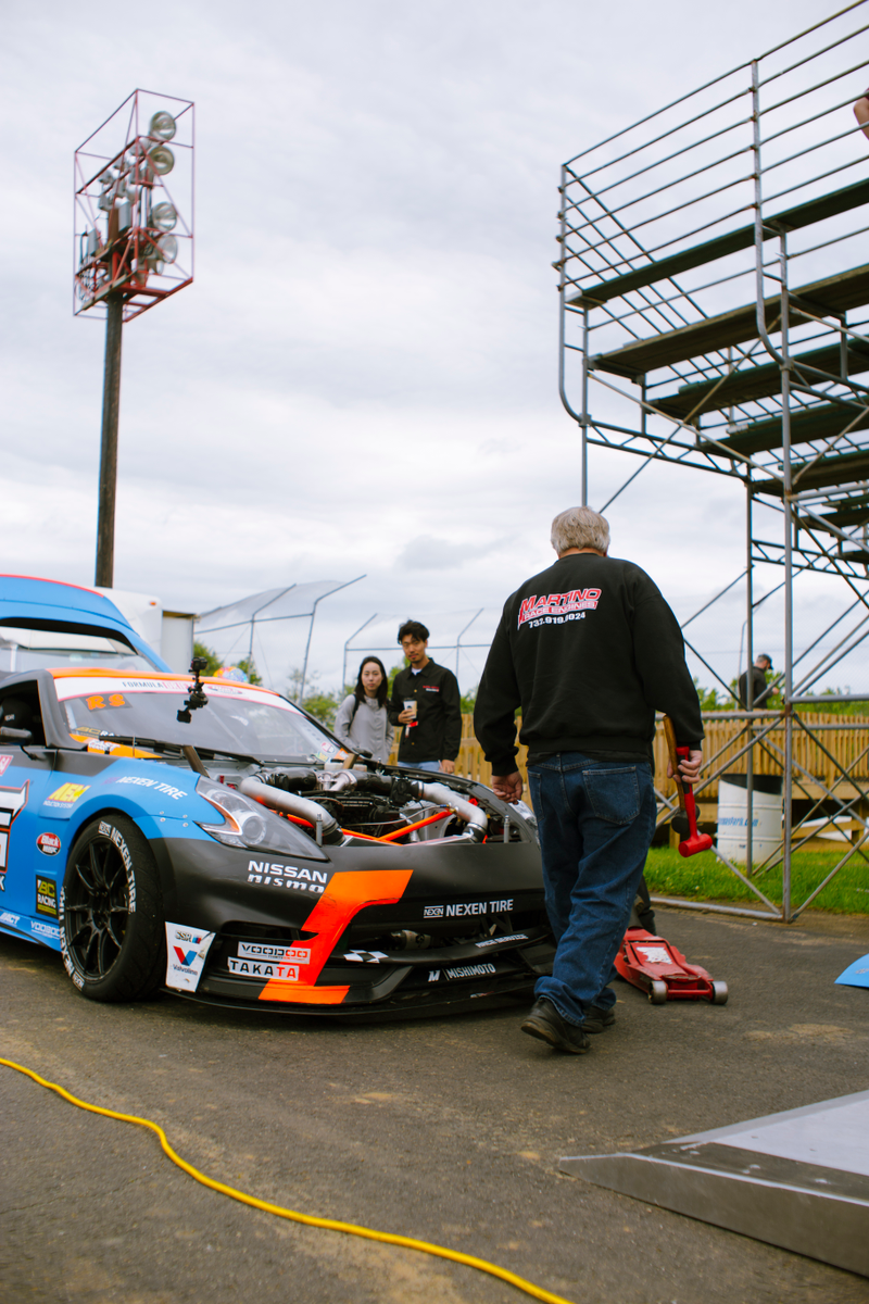 That’s Scott with the hammers. Also note the wonderful carbon intake on that engine.